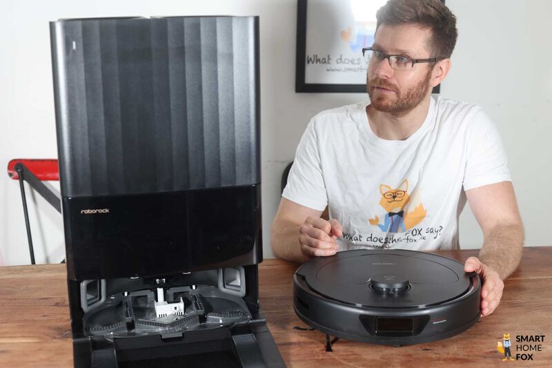 Der Roborock Q Revo wird von einem Smart Home Fox Mitarbeiter angeschaut.